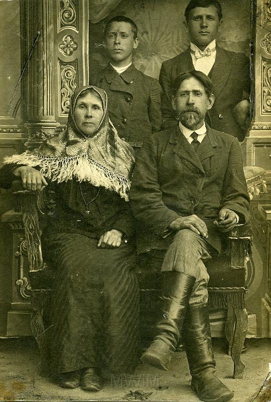 KKE 3475.jpg - od lewej siedzą:  Paulina i Adam Rutkowscy wraz z synami od lewej stoją: Stanisław i Antoni Rutkowscy, Bereźnica, 1916 r.